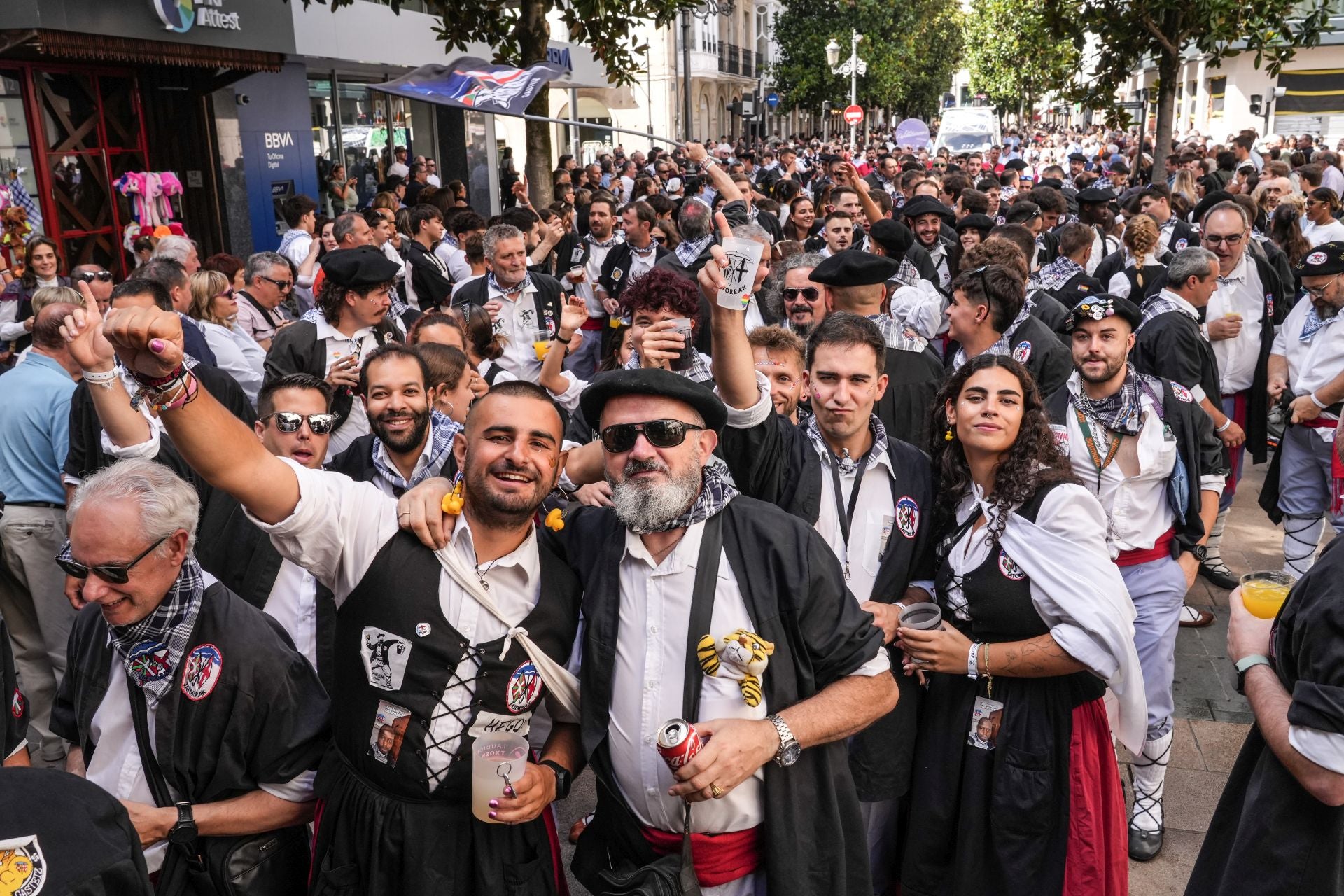 Búscate en el paseíllo de blusas y neskas de Vitoria