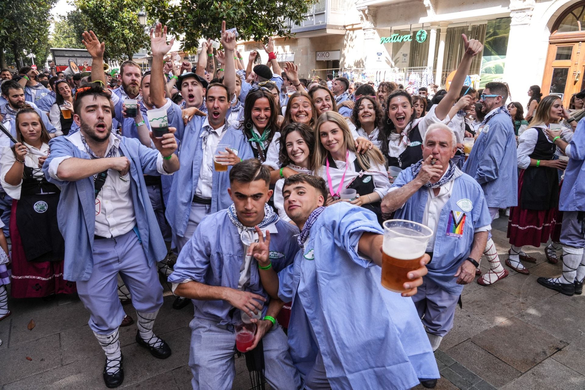 Búscate en el paseíllo de blusas y neskas de Vitoria