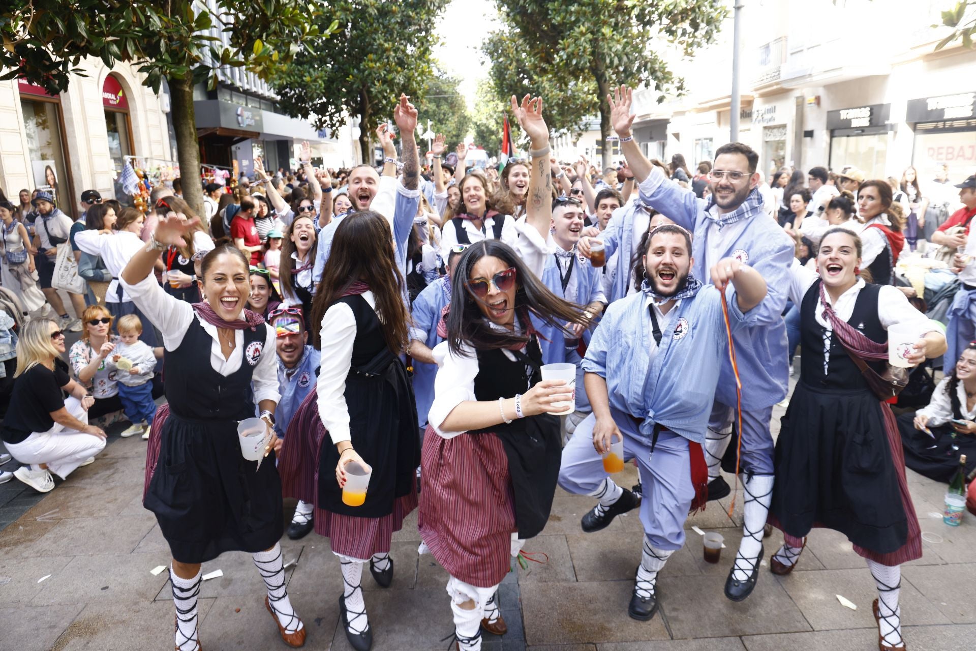 Búscate en el paseíllo de blusas y neskas de Vitoria