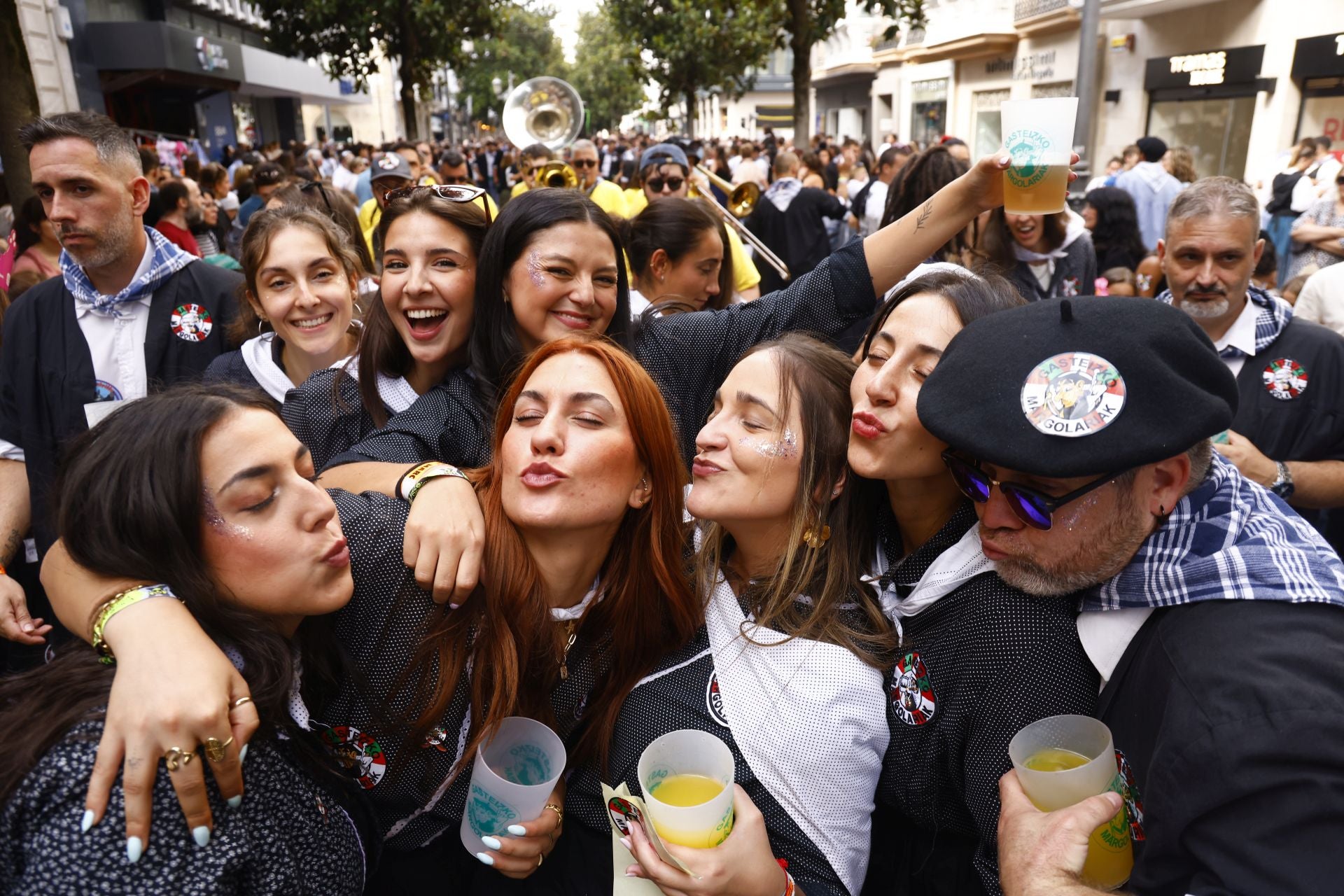 Búscate en el paseíllo de blusas y neskas de Vitoria