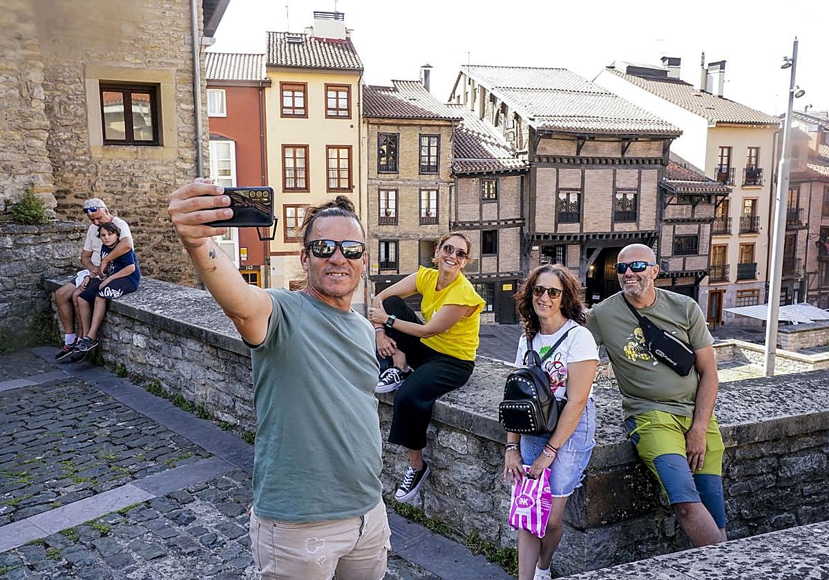 Varios turistas se fotografían en la plaza de las Burullerías.