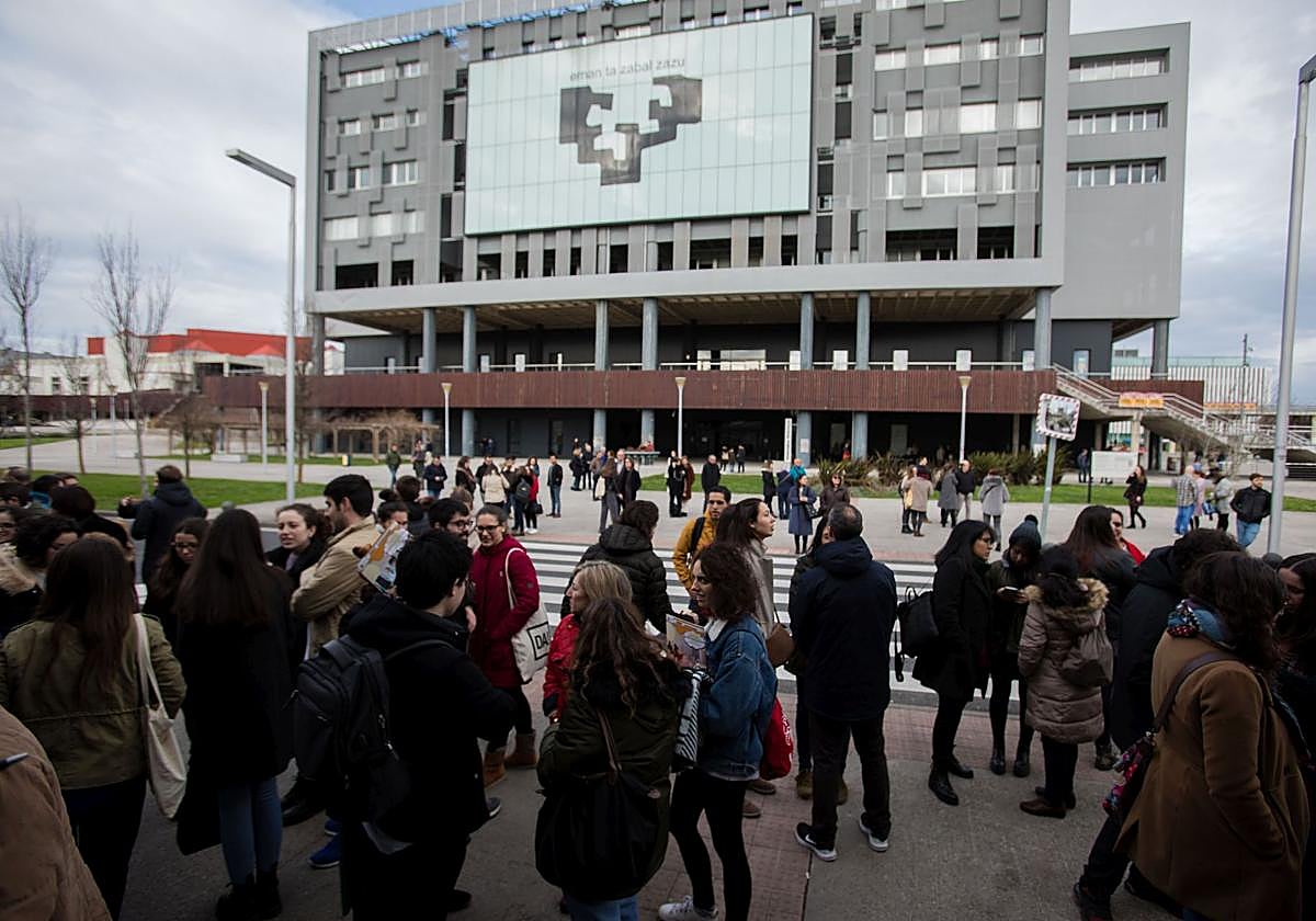 Estudiantes de Medicina en la UPV en Leioa.