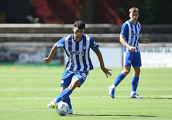 Aleñá se acomoda la pelota ante la mirada de Pablo Ibáñez.