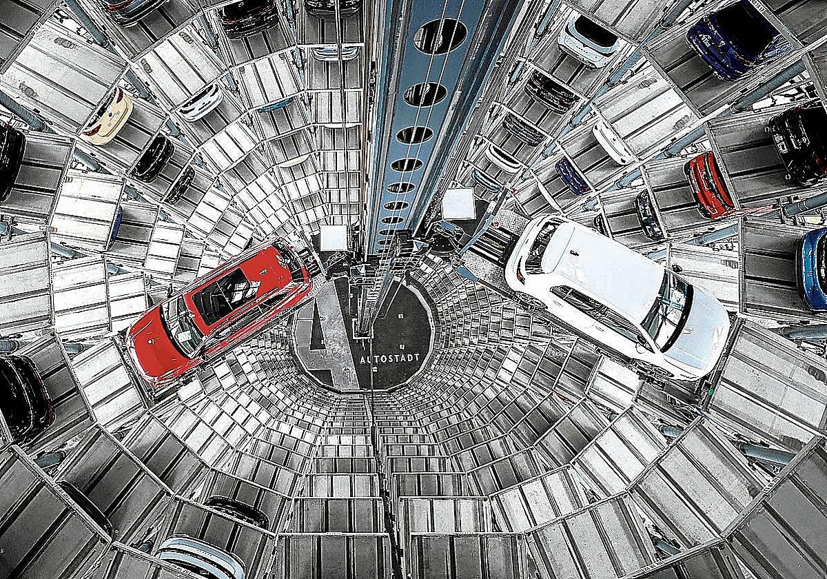 Silo de vehículos en la planta principal de Volkswagen en Alemania, en la ciudad de Wolfsburgo.