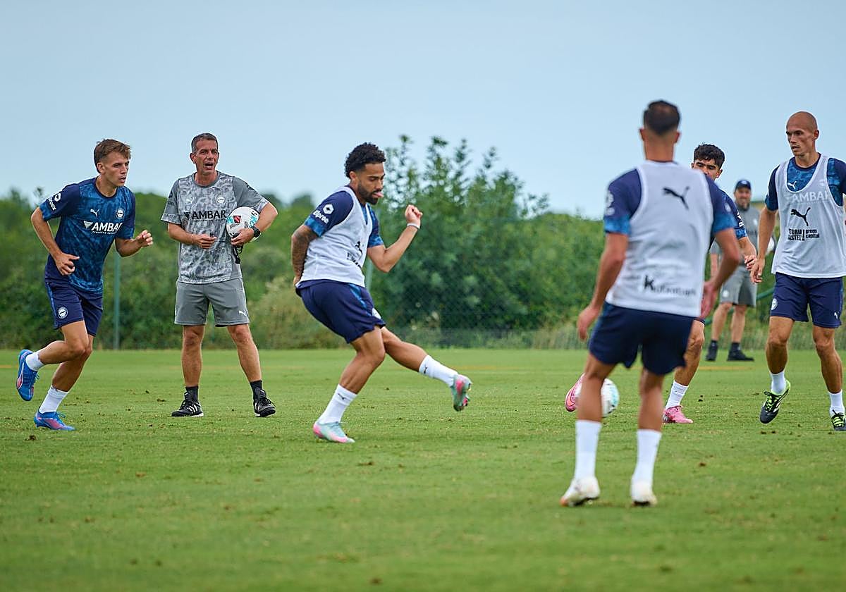 Calebe, con la cabeza alta y la lengua fuera cuando tiene el balón.