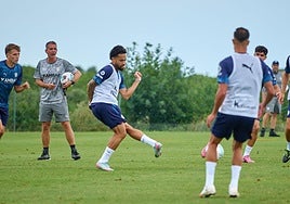 Calebe, con la cabeza alta y la lengua fuera cuando tiene el balón.