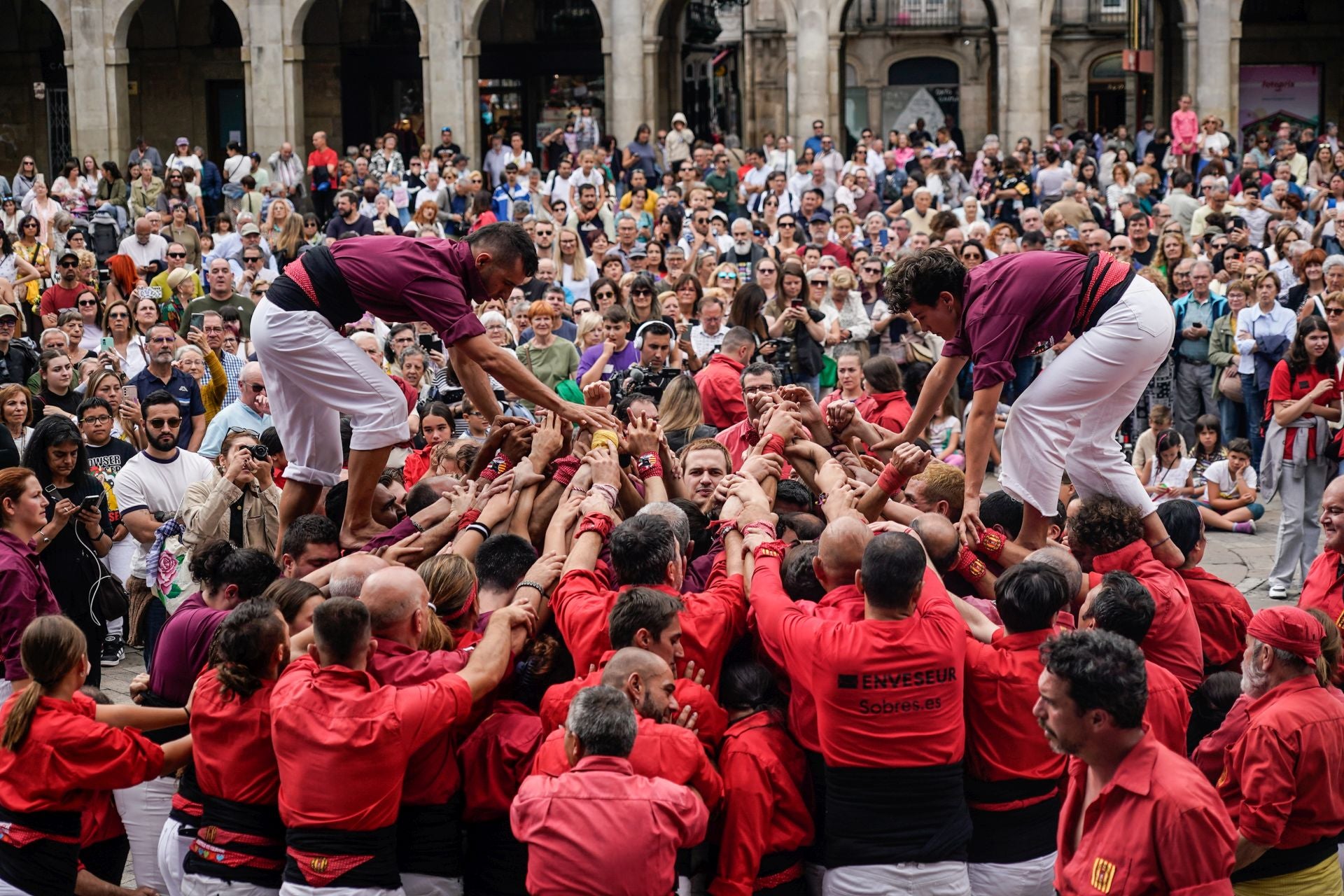 Una torre humana en el centro de Vitoria