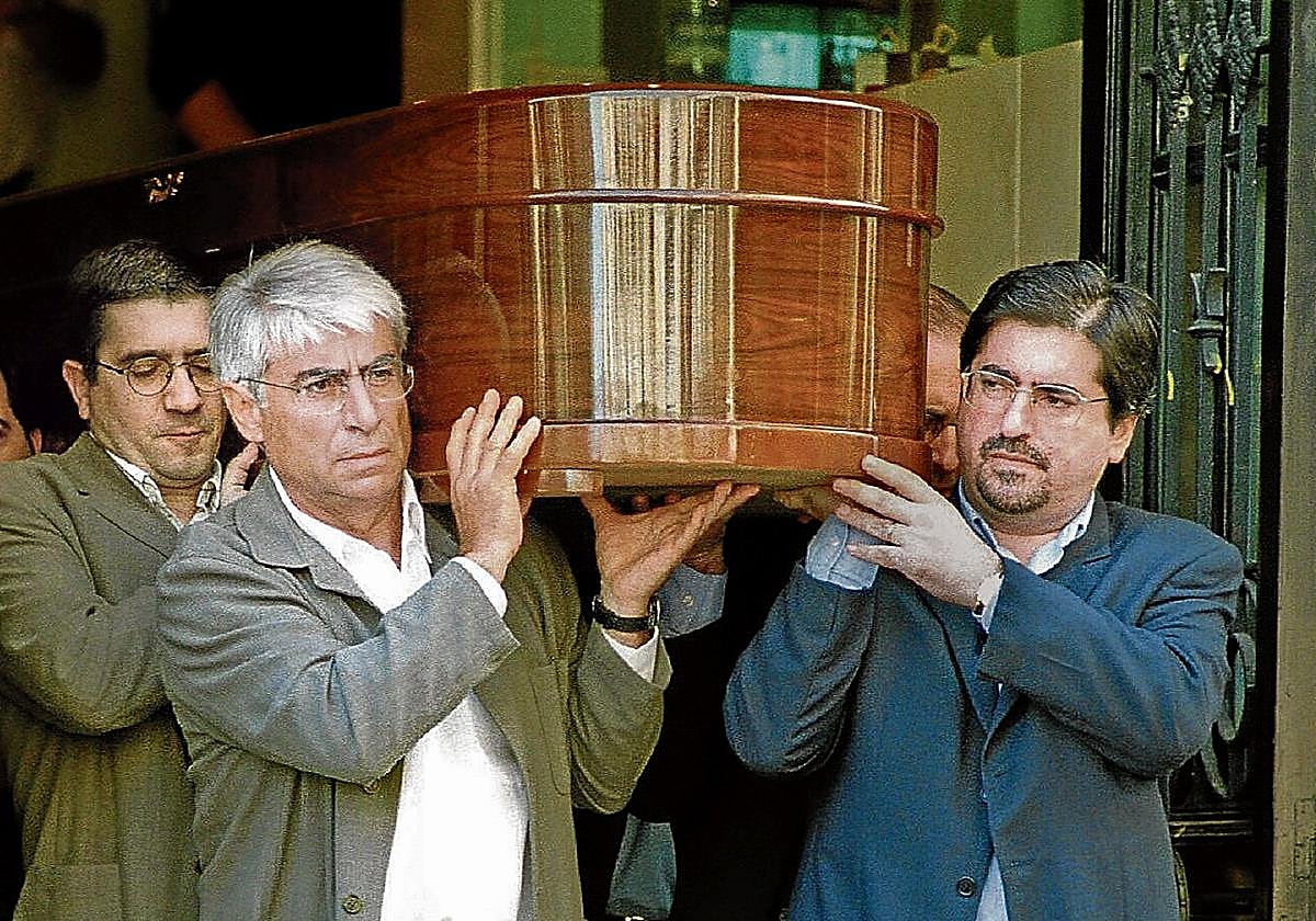 Patxi López, Manuel Huertas y Jesús Eguiguren portan el féretro con los restos de su compañero de partido, Juan Mari Jáuregui.