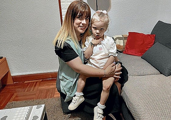 Sheila y su hija pequeña en su casa, en el centro de Barakaldo, con dos habitaciones y un pequeño salón para cuatro personas.