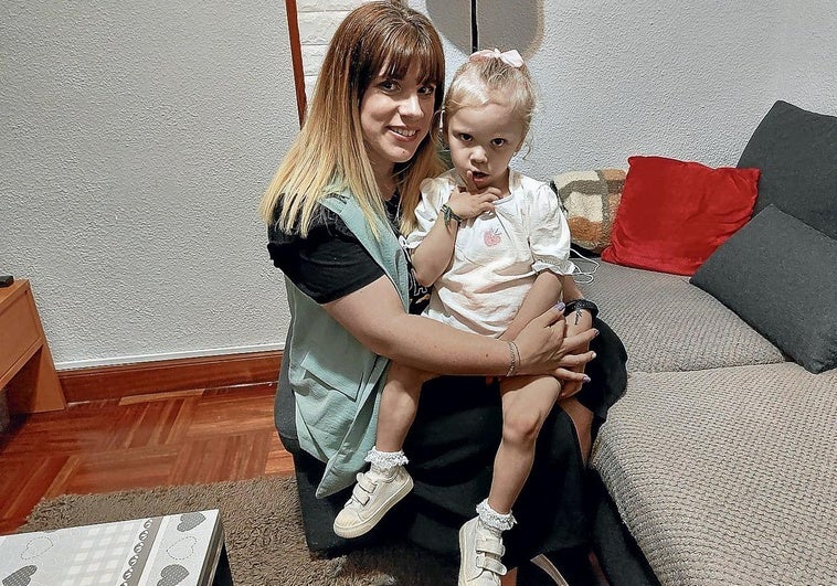 «Vivo en un piso donde mi hija no puede recibir la diálisis que mejoraría su vida»