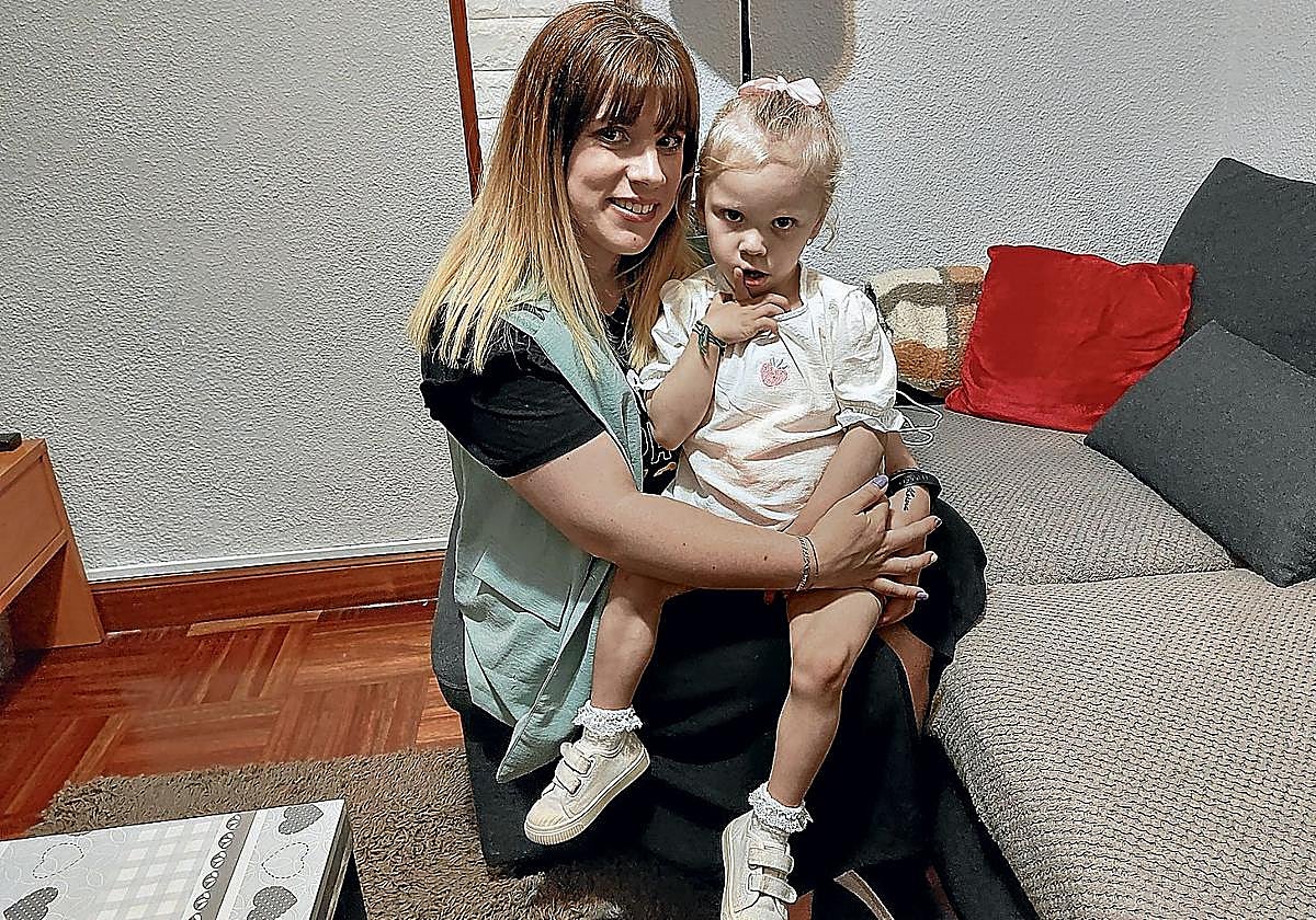 Sheila y su hija pequeña en su casa, en el centro de Barakaldo, con dos habitaciones y un pequeño salón para cuatro personas.