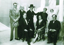 Antonio Machado con su hermano Manuel, Lola Membrives y otros artistas en el estreno de 'La Lola se va a los puertos' en 1929.