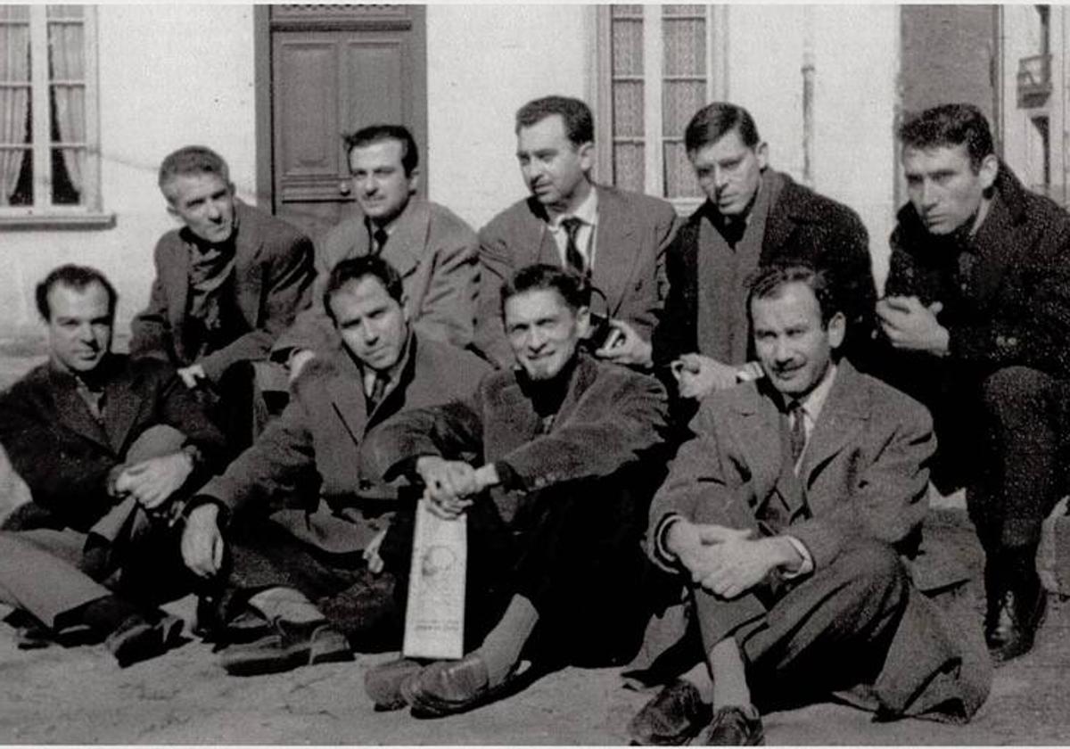 Homenaje a Machado en Collioure (1959). Arriba, Blas de Otero, Goytisolo, Ángel González, Valente. Abajo, Gil de Biedma, Costabreda, Carlos Barral y Caballero Bonald.