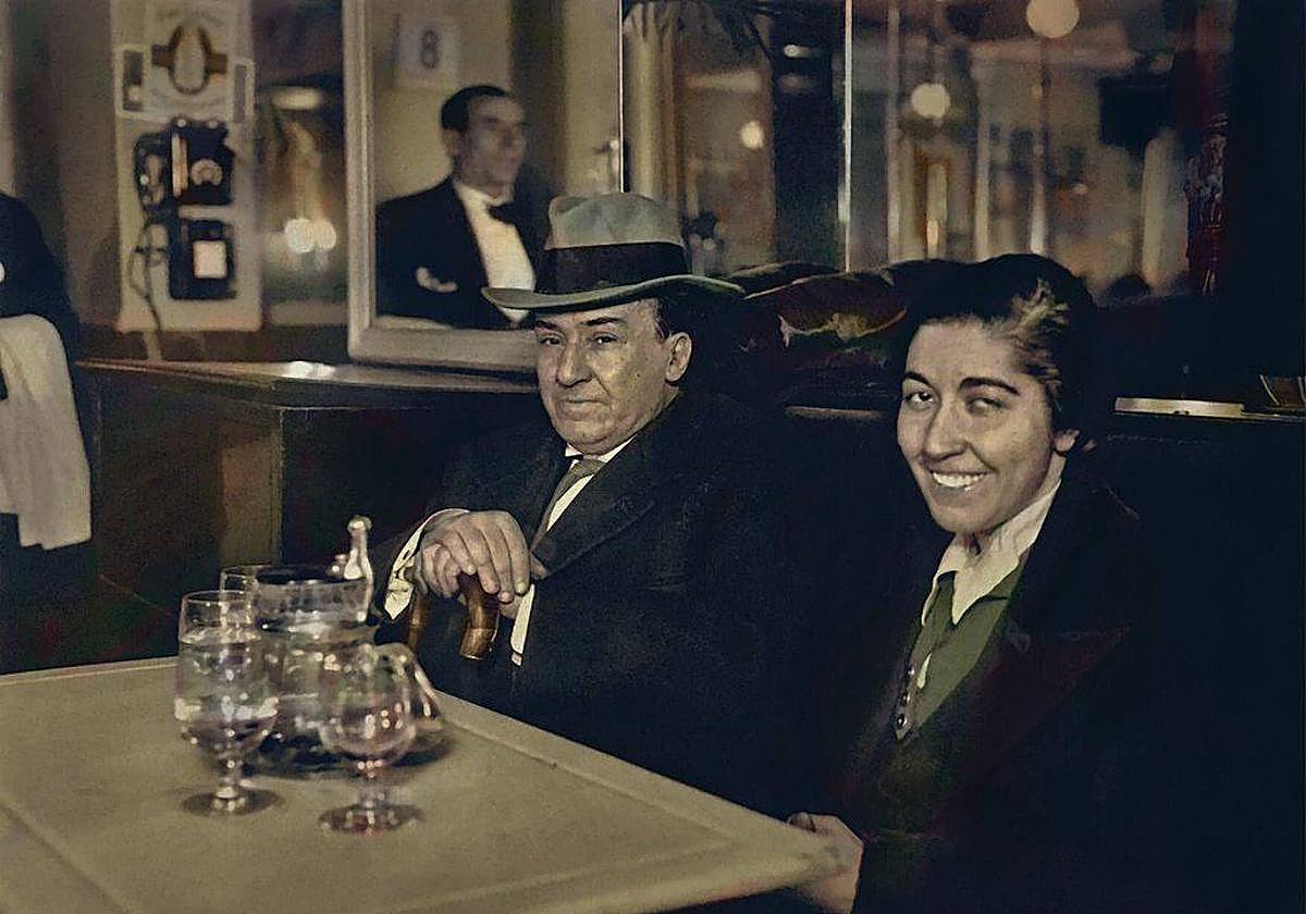 Machado junto a Rosario del Olmo, que le entrevistó en diciembre de 1933 en el antiguo Café de las Salesas. La fotografía de Alfonso Sánchez Portela, gran retratista de la época, coloreada por Navarrete, se convirtió en el retrato más conocido del escritor, del que a menudo la periodista ha sido borrada.