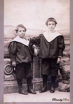 Imagen - Con su hermano Manuel en una imagen de su infancia, hacia 1883.