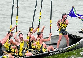 El patrón de Arkote, Vicente Carpintero, y sus remeros celebran el triunfo en aguas de la ría.