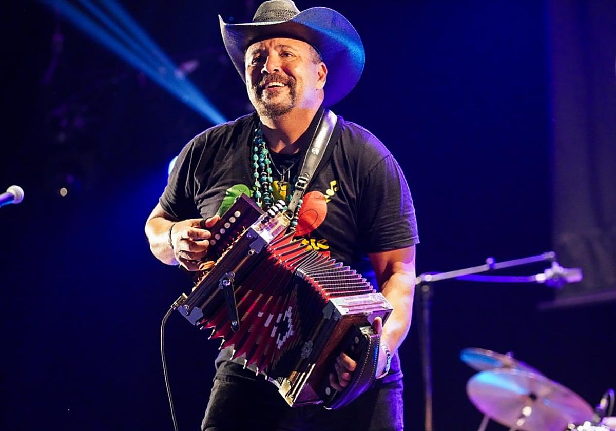 Terrance Simien a la trikitIxa de Luisiana.