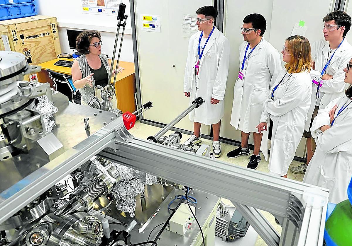 Varios estudiantes en la Facultad de Química de la Universidad vasca.