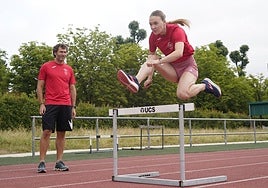 Laura Banko salta una valla ante la atenta mirada de Gorka Zuazo.