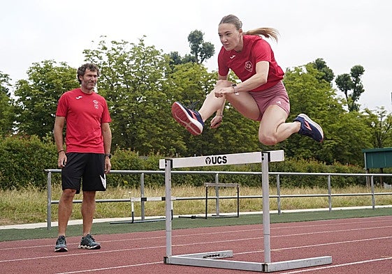 Laura Banko salta una valla ante la atenta mirada de Gorka Zuazo.