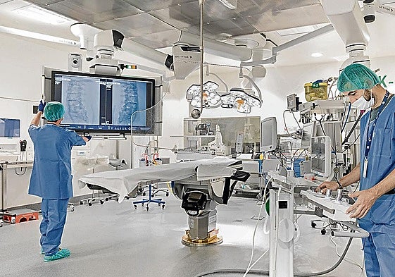 Dos técnicos de electromedicina de Osakidetza revisan los equipos de uno de los quirófanos del hospital Txagorritxu.