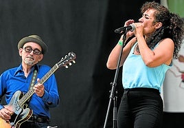 La gerundense Sweet Marta, con Johnny Bigstone a la guitarra.