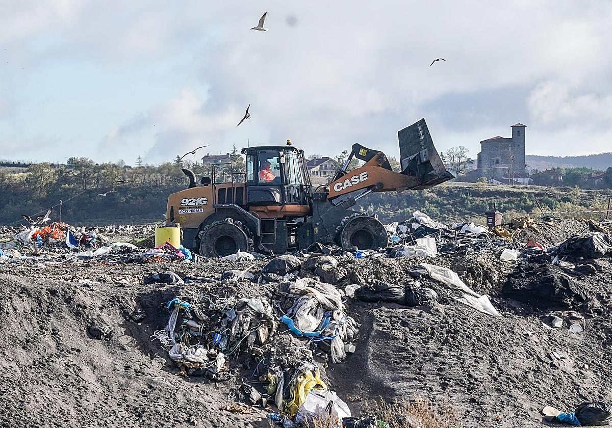 Una máquina realiza trabajos en el vertedero de Gardélegui.