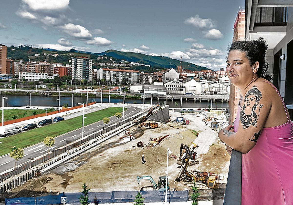 Aitziber se asoma al balcón de su vivienda. Al fondo, la ría y Zorroza.