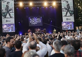 El numeroso público asistente al festival aplaude una de las actuaciones.