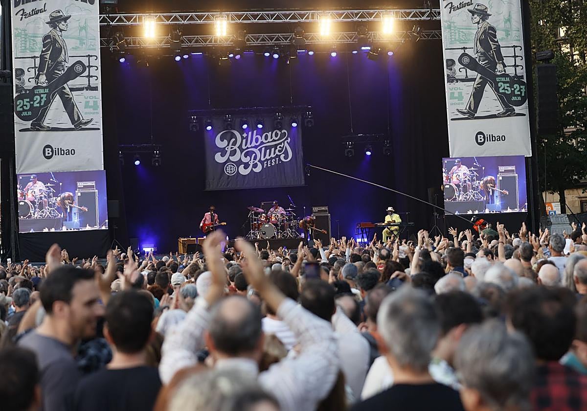 El numeroso público asistente al festival aplaude una de las actuaciones.