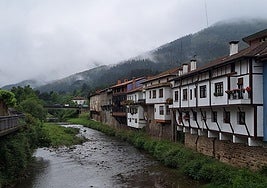 Las casas cuelgan sobre el río Altube, en el céntrico barrio de Zubiaur.