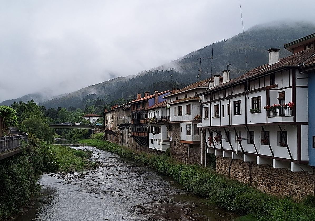 Las casas cuelgan sobre el río Altube, en el céntrico barrio de Zubiaur.