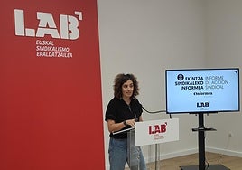 Oihana Lopetegi, responsable de acción sindical de LAB, durante la presentación del informe de accción sindical este lunes.