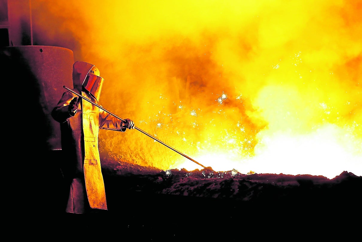 Un trabajador del acero durante sus labores en una fundición