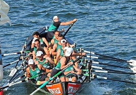 La 'Bizkaitarra' de Kaiku realiza la maniobra en una de las regatas de la Eusko Label Liga este temporada.