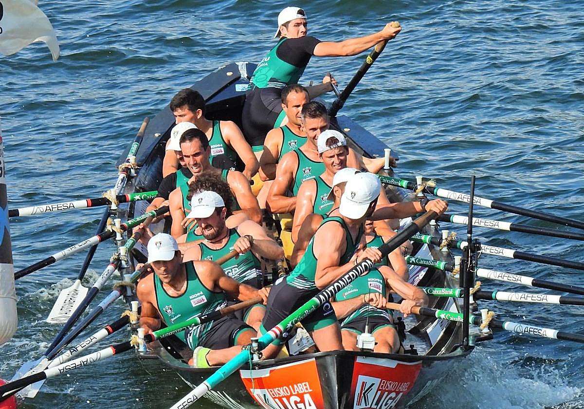 La 'Bizkaitarra' de Kaiku realiza la maniobra en una de las regatas de la Eusko Label Liga este temporada.