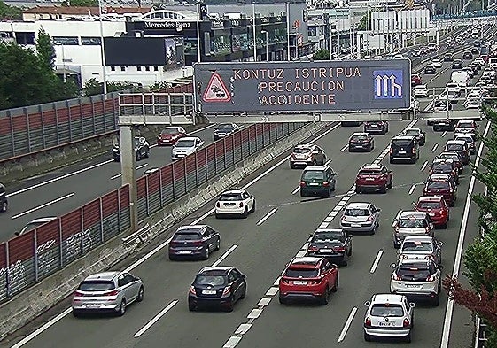 Finalizan las retenciones en la A-8 por una colisión entre dos coches en Barakaldo sentido Cantabria
