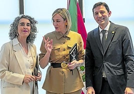 La vicelehendakari Ibone Bengoetxea y los consejeros Maria Ubarretxena y Noël d'Anjou.