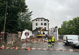 Los operarios están retirando la cubierta de la nave del edificio construido en 1927 que también se reconvirtió en viviendas