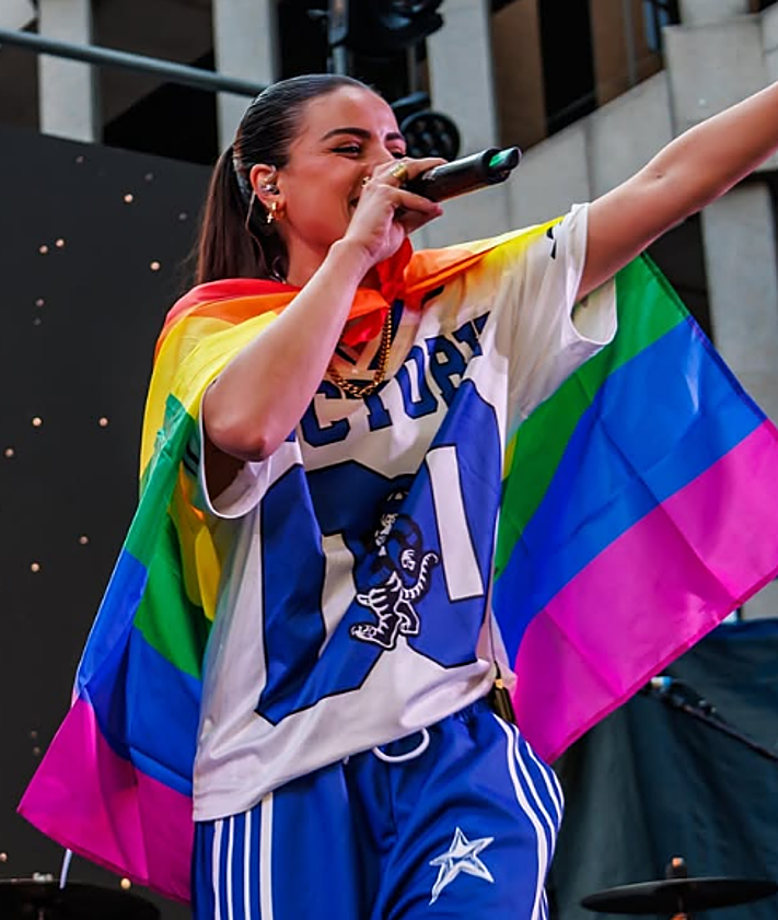 Imagen secundaria 2 - En la imagen superior, Lucía durante una actuación este verano; en el centro, en su etapa como estudiante de Medicina, y en la fotografía inferior, hace una semanas en el Orgullo de Madrid.