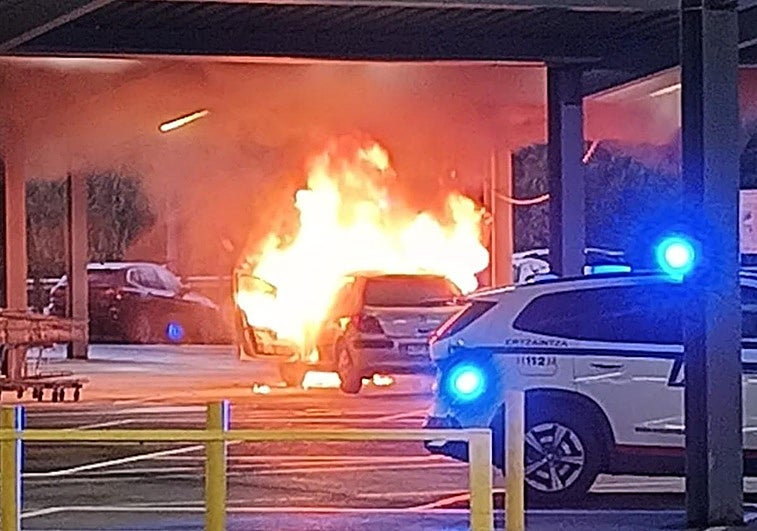 Susto en el parking de Makro en Erandio al incendiarse un coche
