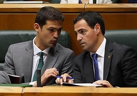 El portavoz parlamentario del PNV, Joseba Díez Antxustegi, y el lehendakari, Imanol Pradales.
