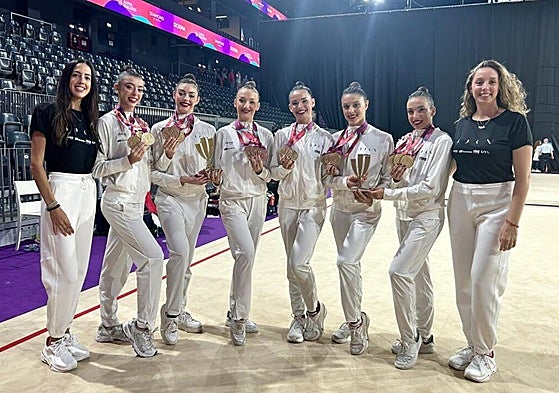 Salma Solaun y sus compañeras de equipo posan con las medallas de oro.