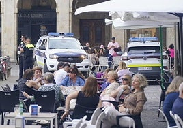 Una patrulla de la Policía Local entre varias terrazas ajenas a la información.