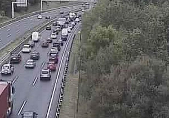 Finalizan las retenciones en el corredor del Txorierri por un choque entre dos vehículos en sentido Barakaldo