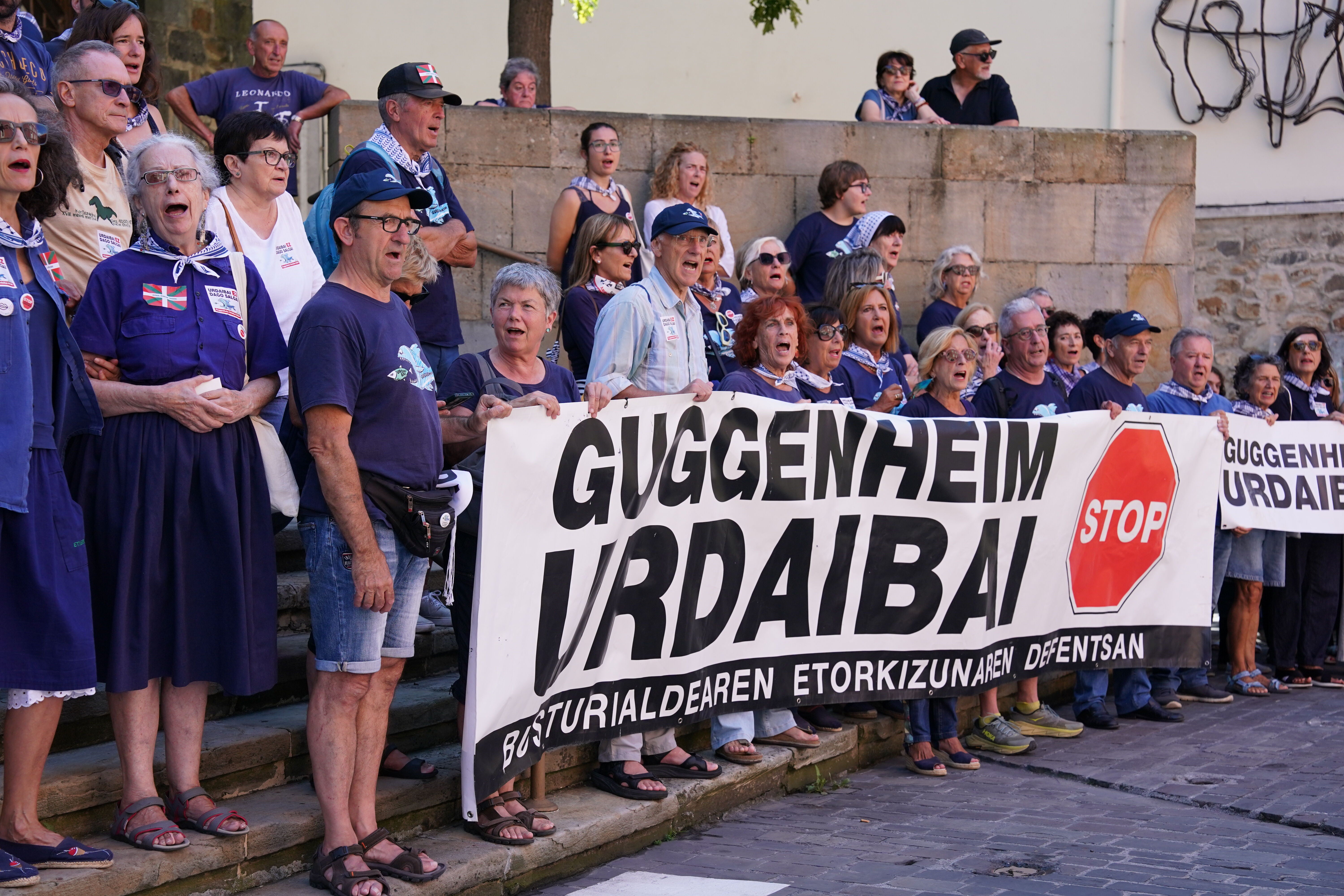 Protesta de la plataforma Guggenheim Urdaibai Stop en la celebración del día de al Magdalena en Bermeo.