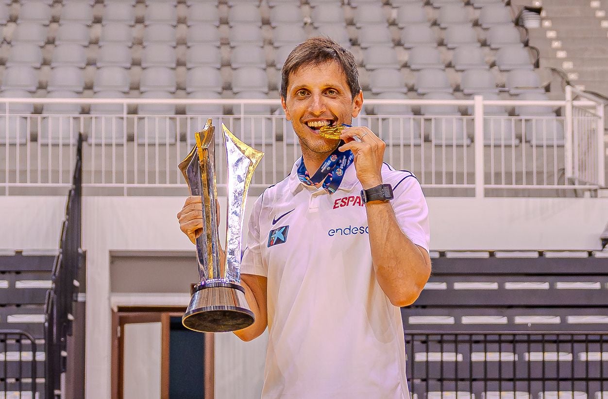 Víctor Ciavattini posa con el trofeo y la medalla de oro del Europeo sub'18.