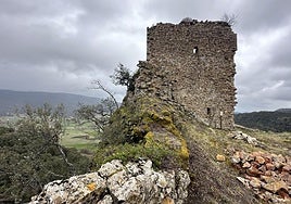 Restos en pie del castillo de Astúlez, cuya remodelación proponen los vecinos del pueblo.