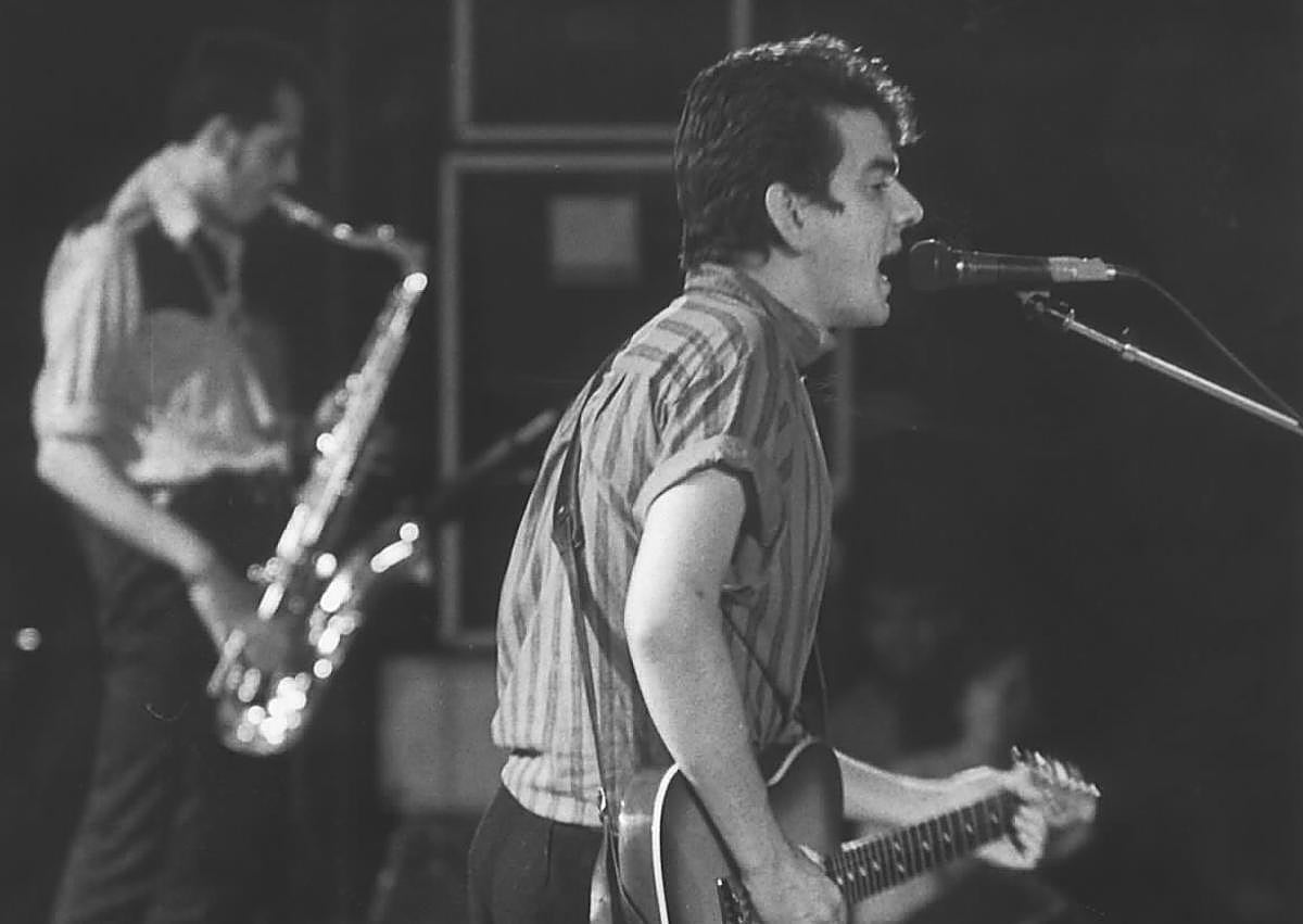 Imagen secundaria 1 - El trío, posando en Jardines de Albia, actuando en 1986 en Aste Nagusia y la portada de la biografía.