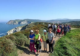 Una edición pasada de las ruta por los acantilados de Barrika y sus yacimientos.
